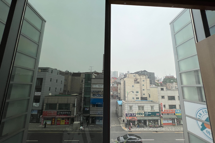 내과 인공신장실 시공 전 대로변 창밖 전경