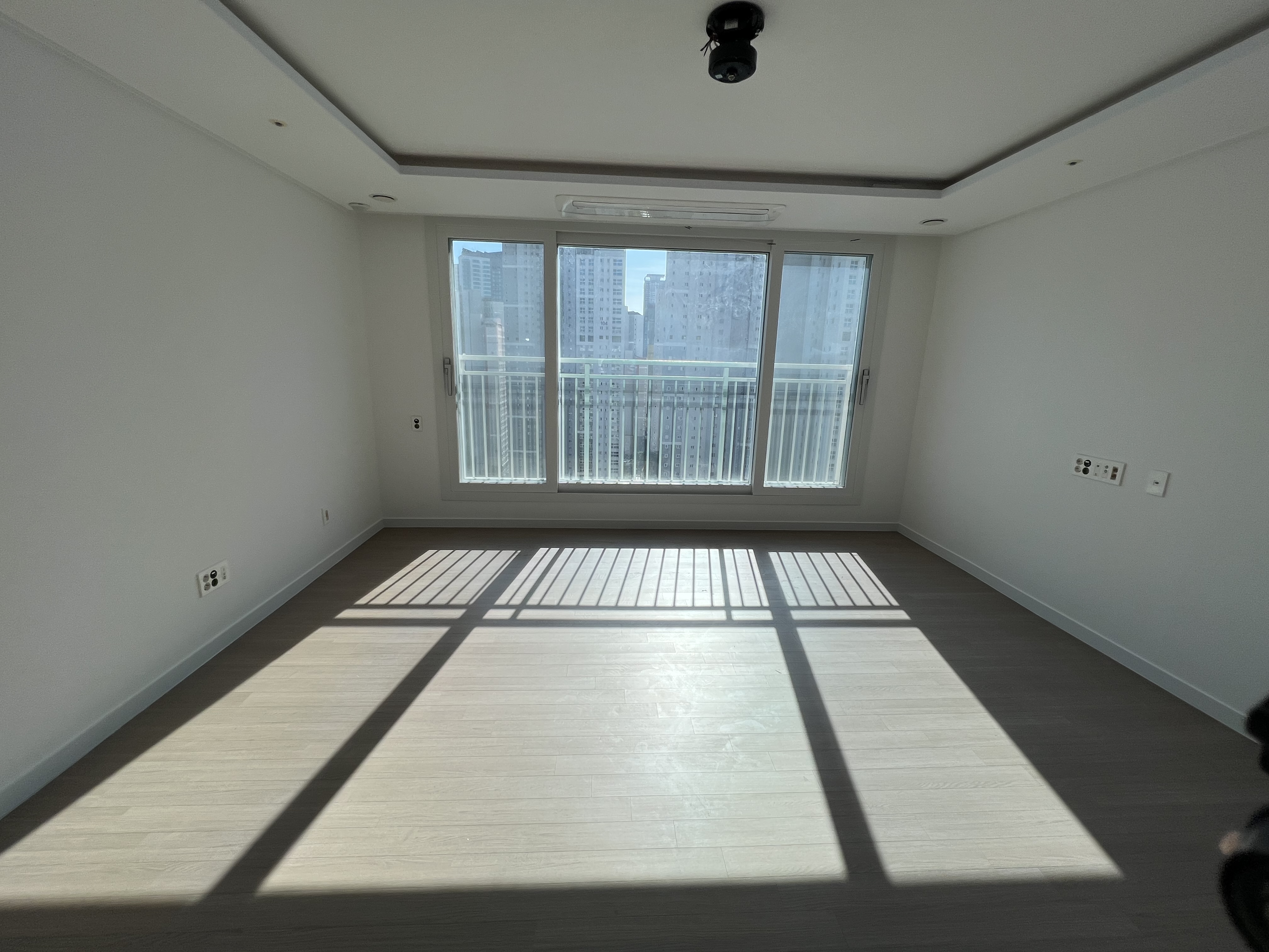 고층 세대 안방 통창 전경