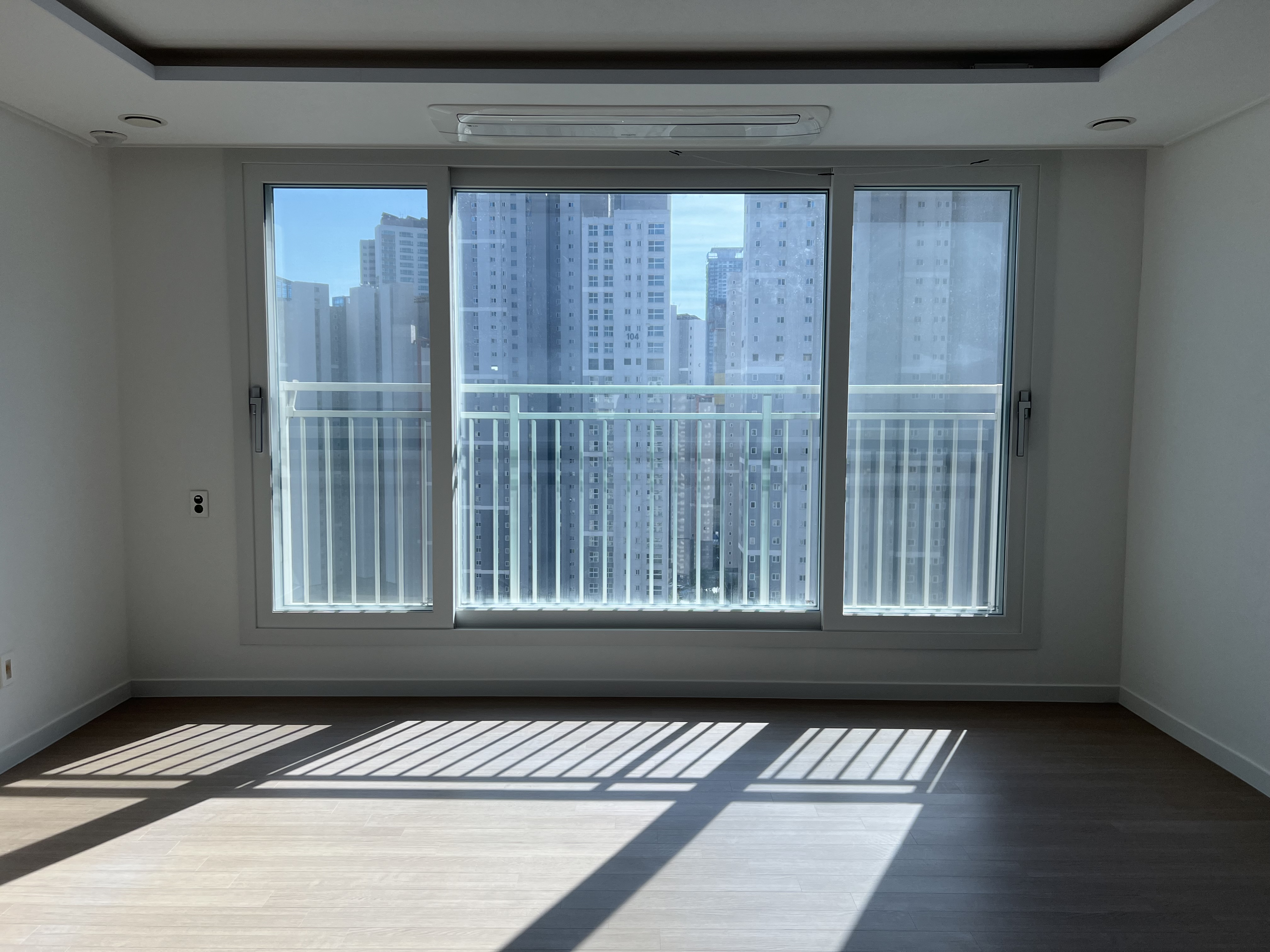 고층 세대 거실 통창 전경