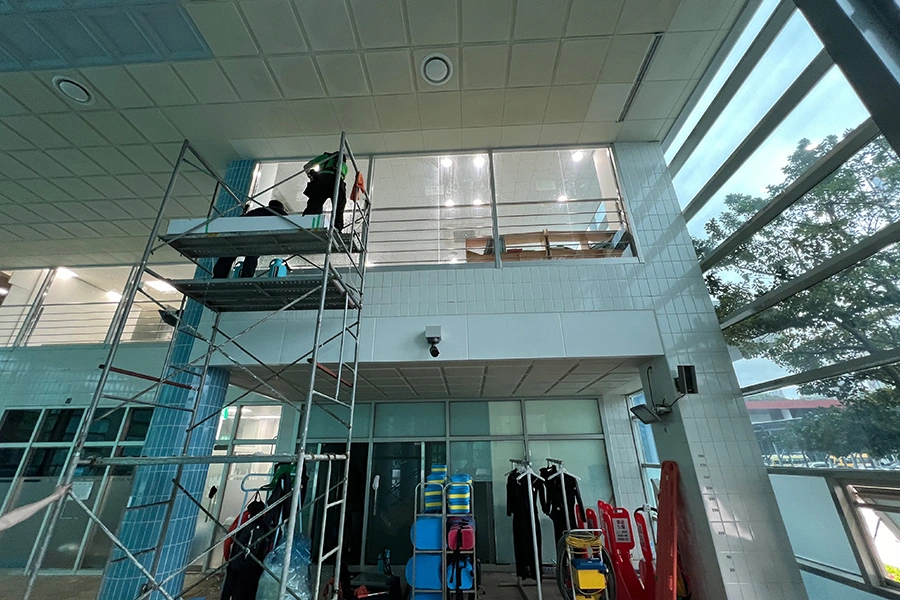 실내수영장 고측창 유리열차단필름 시공 작업