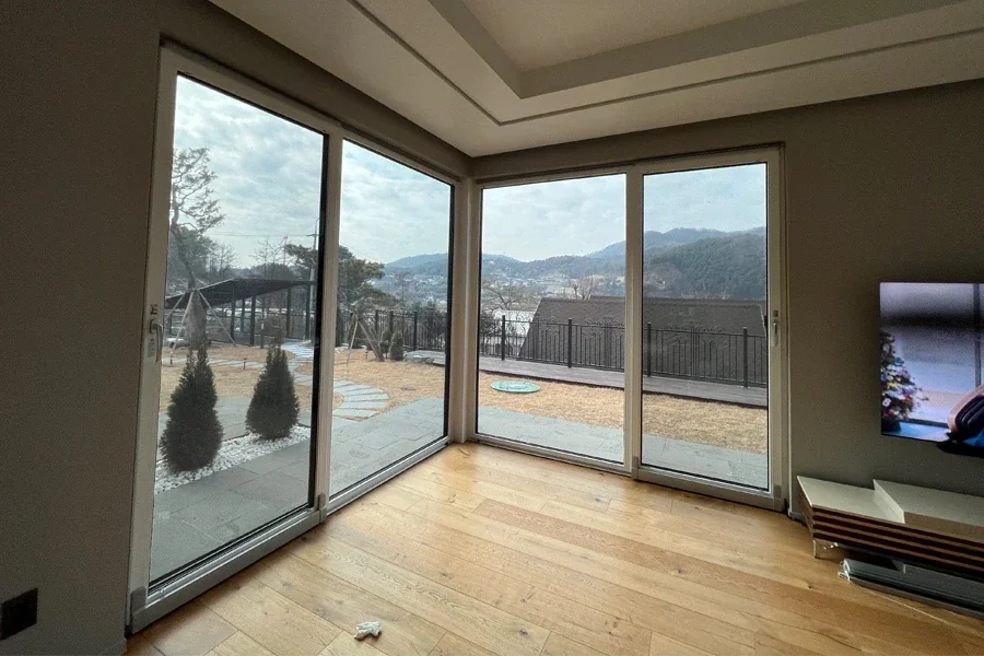 김포 신축 전원주택 거실 코너 통유리 시공 완료 전경