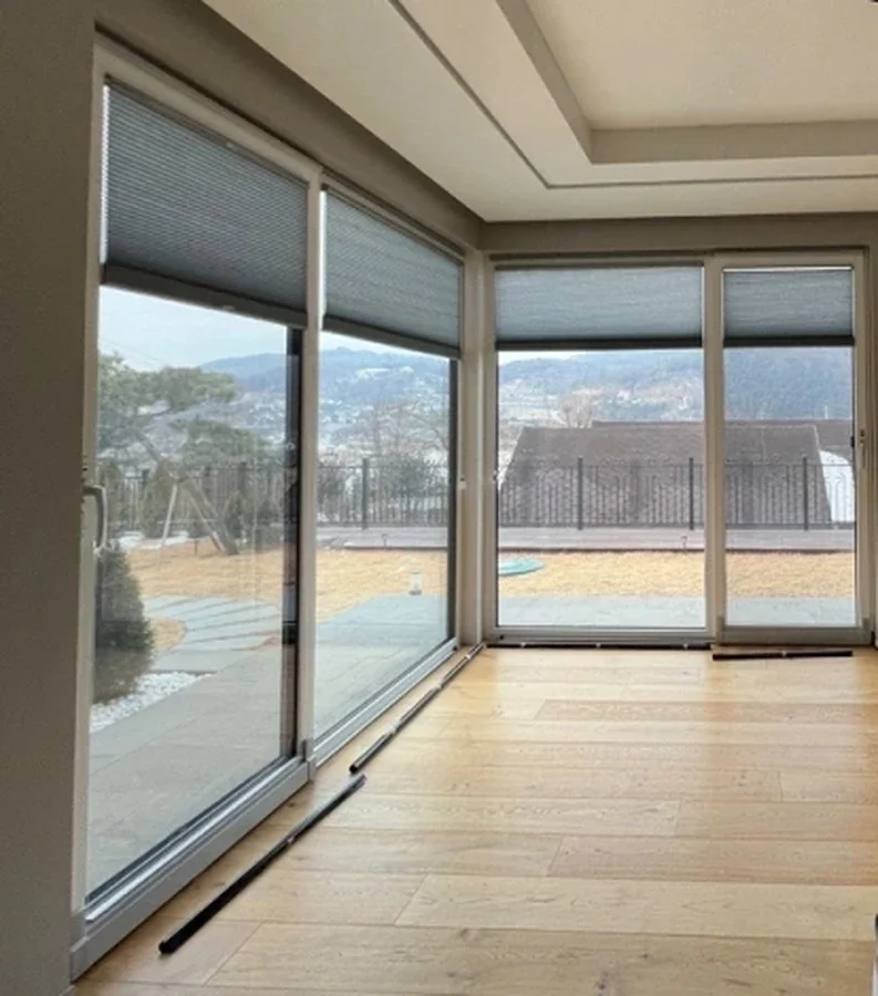 김포 신축 전원주택 거실 다른 각도에서 본 통유리 전경