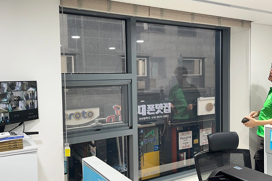 상가 건물 사무공간 열차단필름 시공 작업 모습
