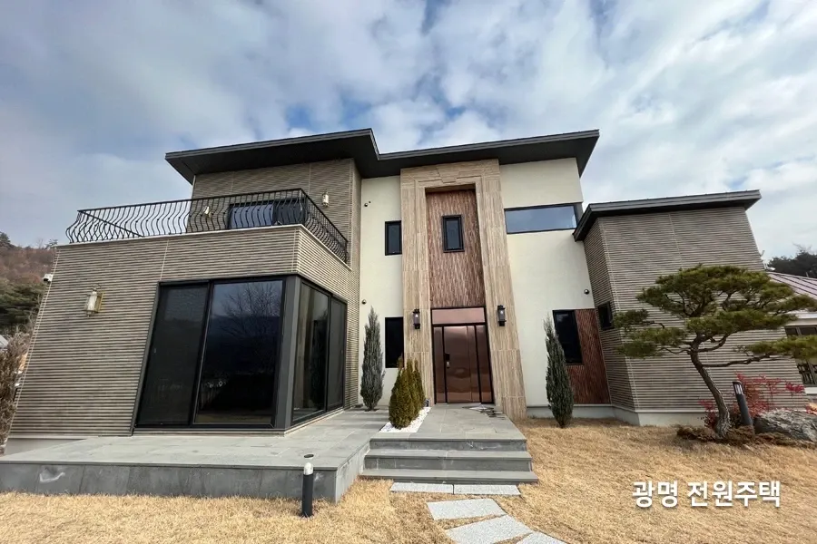 광명 전원주택 전체 외관 — 코너 선룸과 2층 구조가 보이는 전경