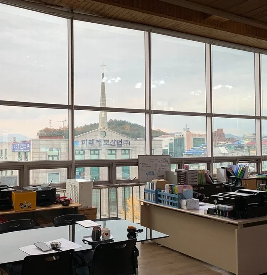 파주 사무실 회의 공간과 통유리 창