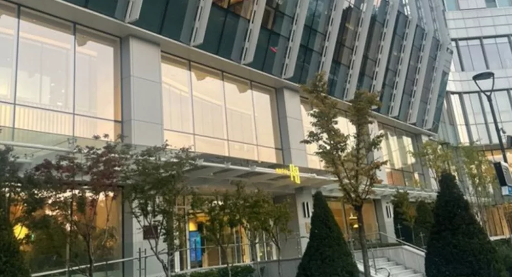 대형 유리 파사드 필름 부착 작업