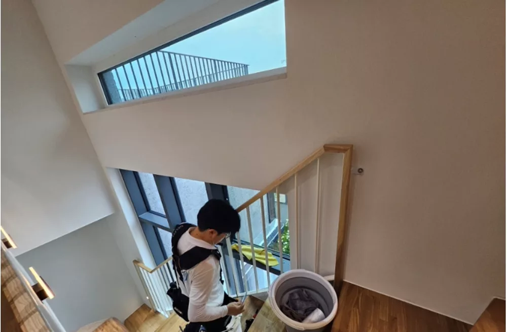 시공 완료 후 거실 창문 전경