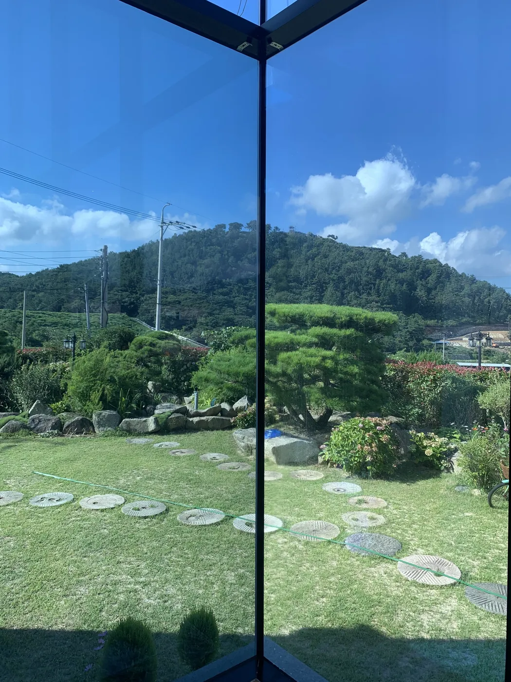 여주 전원주택 코너창 시공 전 정원 조망