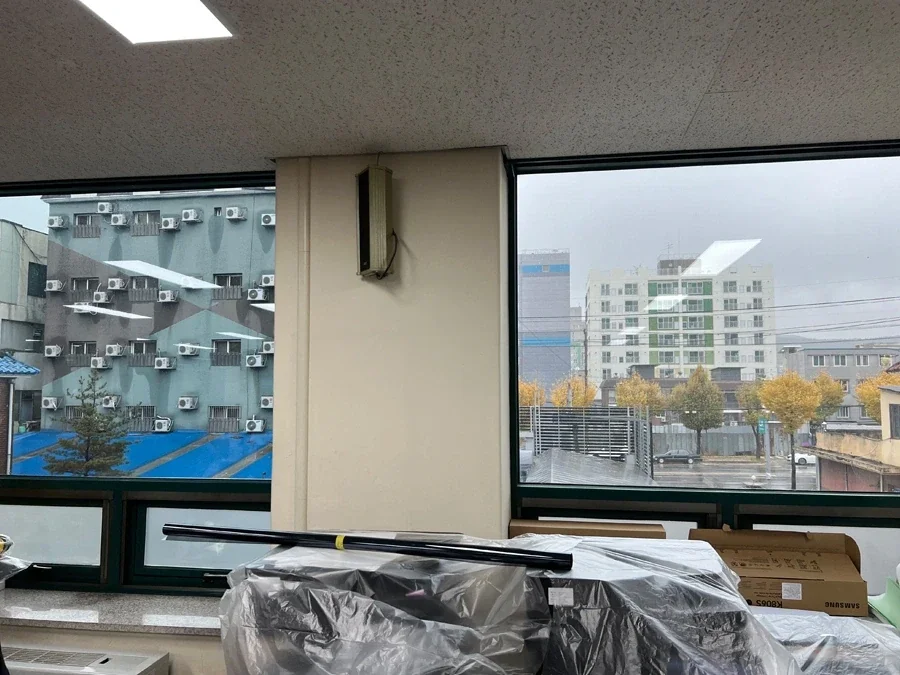 용인 사무실 시공 전 비닐로 집기를 보호한 모습