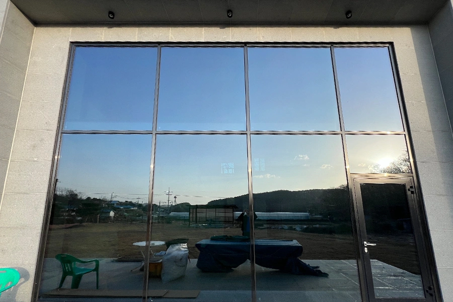 시공 후 통창 외관 클로즈업