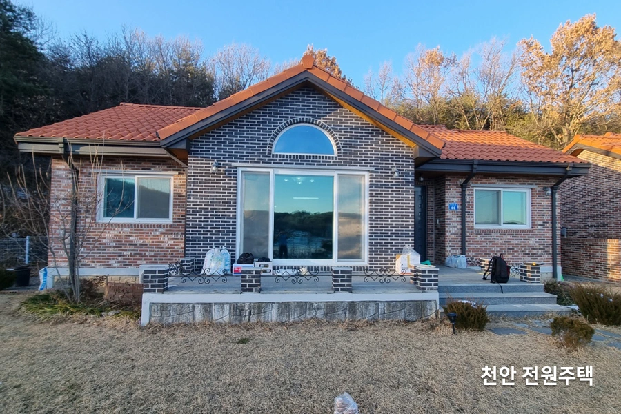 붉은 기와 지붕의 전원주택 외관, 아치형 창이 있는 거실