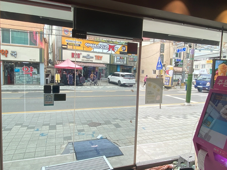 매장 안쪽에서 바라본 통유리 창가 자리