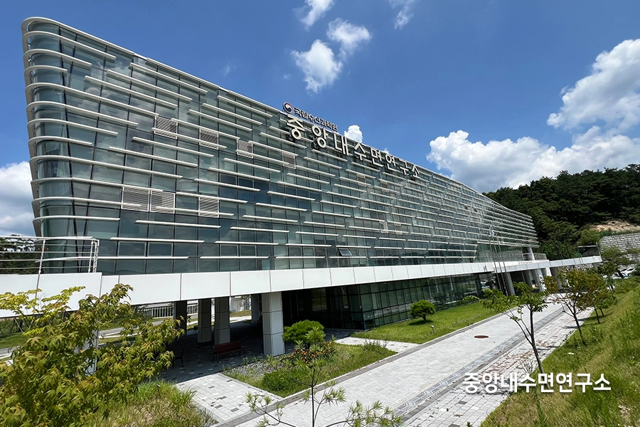 곡선형 통유리 파사드를 가진 연구시설 건물 외관