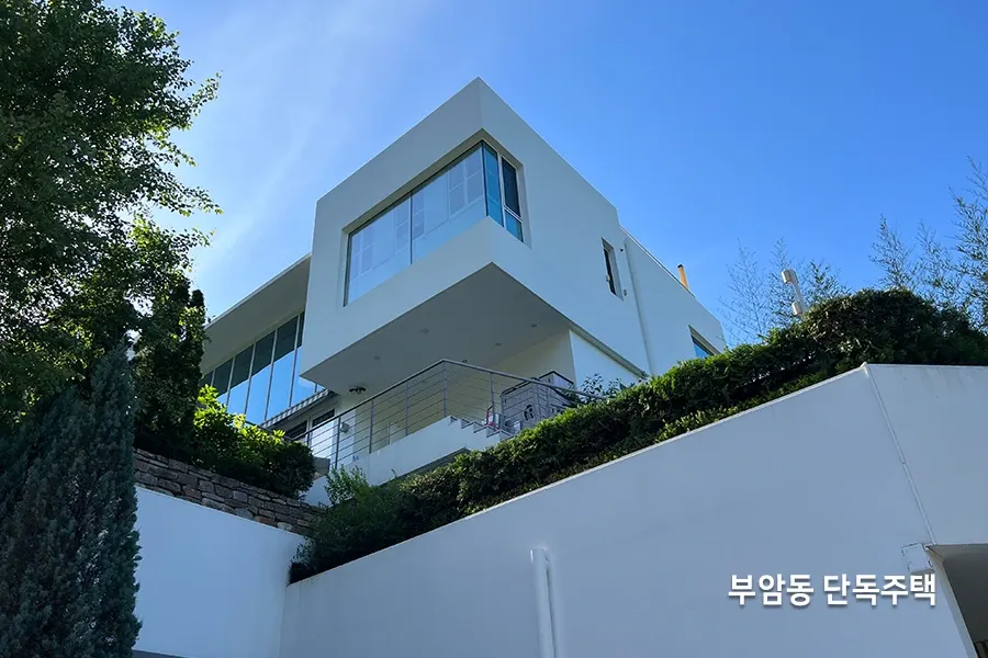 옥상 테라스에서 바라본 산 능선과 나무, 맑은 하늘이 펼쳐진 전경