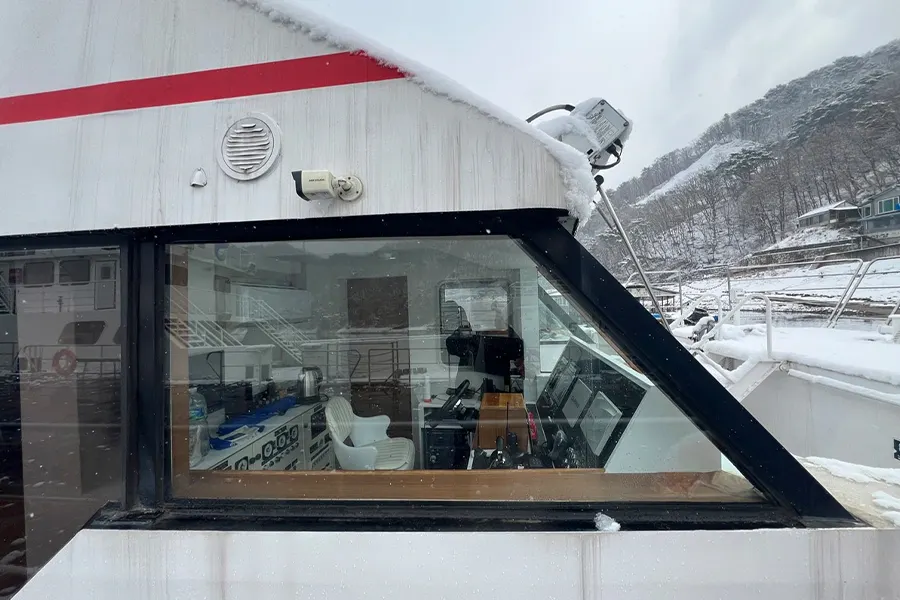 선실 갑판 쪽에서 바라본 통유리 창 전체 모습