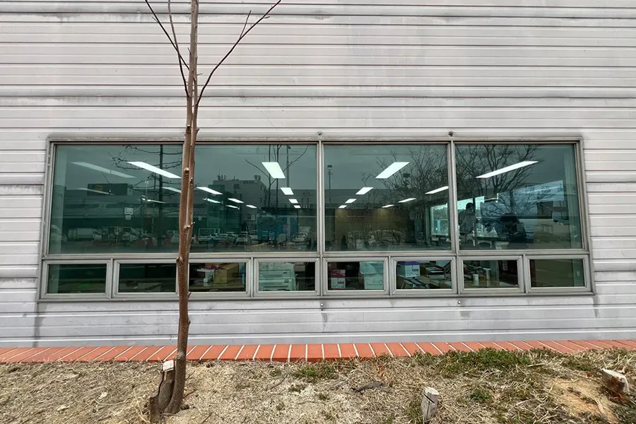 물류 운송회사 사무실 통유리 외관 전경
