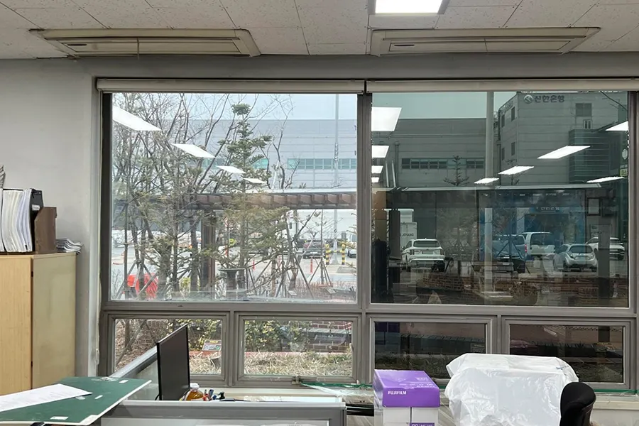 시공 완료 후 사무실 내부에서 바라본 창가 자리