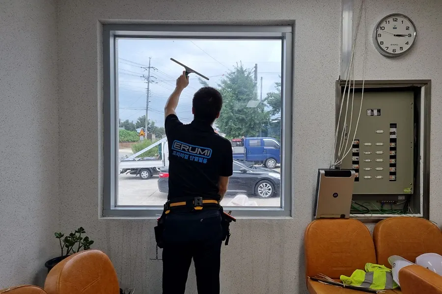작은 보건소 건물 외관, 논밭을 배경으로 한 단층 건물 전경
